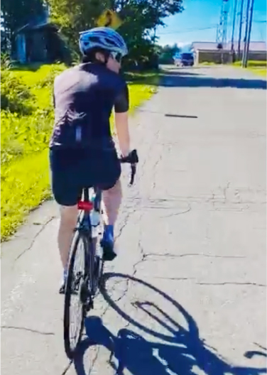 自転車トレーニングする若月新選手